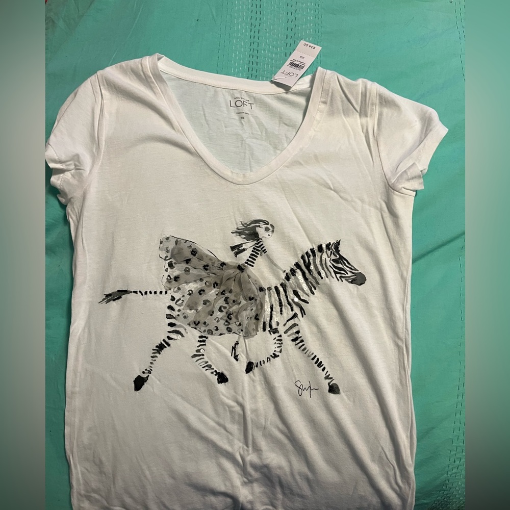 LOFT White Short Sleeved T Shirt V Neck w/sketch XS